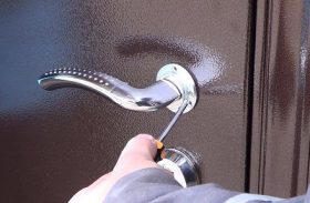 Замена дверной ручки металлической двери в Пушкино