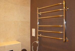 Установка электрического полотенцесушителя в ванной в Пушкино